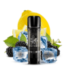 Nahaufnahme eines Elfbar Elfa Pods Blackberry Lemon vor einer Komposition aus frischer Zitrone, Brombeeren, grünen Blättern und Eiswürfeln – symbolisiert den Geschmack „Blackberry Lemon“ mit kühlender Frische.